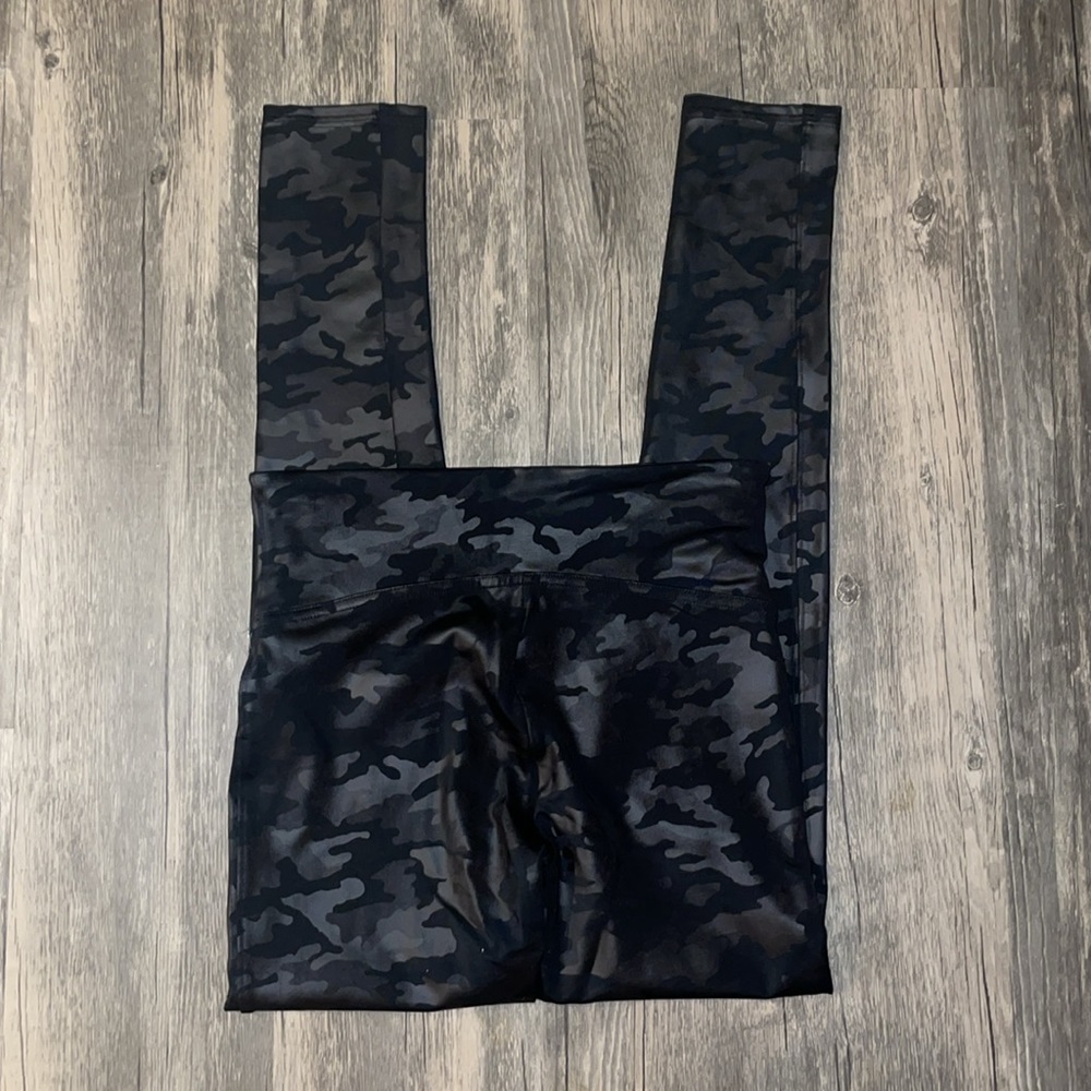 SPANX Faux Leather Camo Leggings small - new - Picture 8 of 8